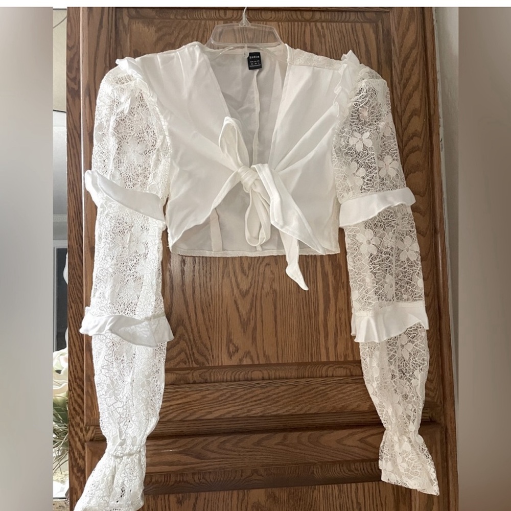 New crop top Knot Front Floral Pattern Lace long Sleeve Top